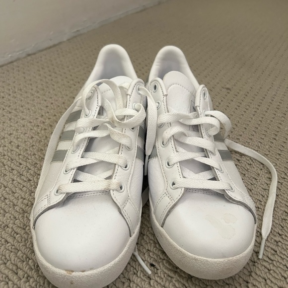 Like new Adidas white sneakers Size  7.5 Women’s - Picture 2 of 5